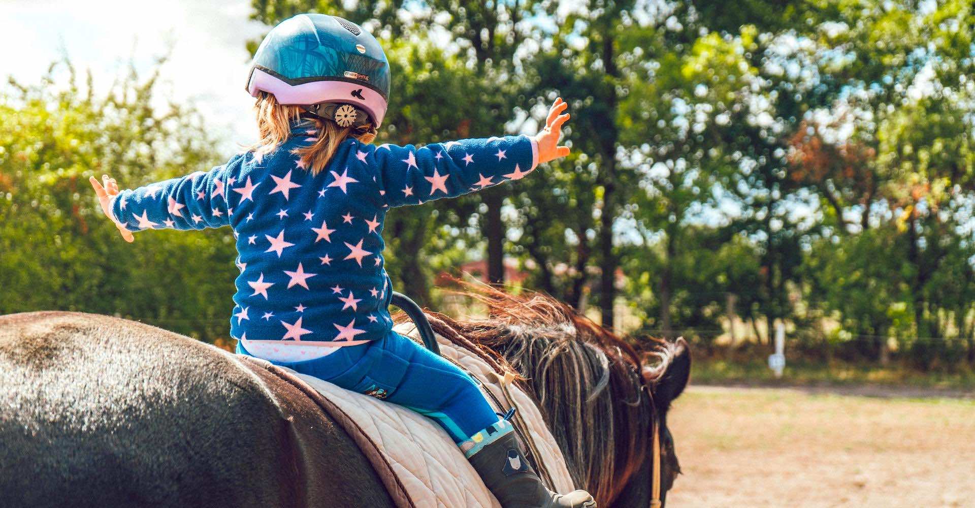 Passeggiata a cavallo in fattoria per bambini