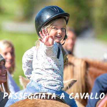Passeggiata a cavallo in agriturismo per famiglie