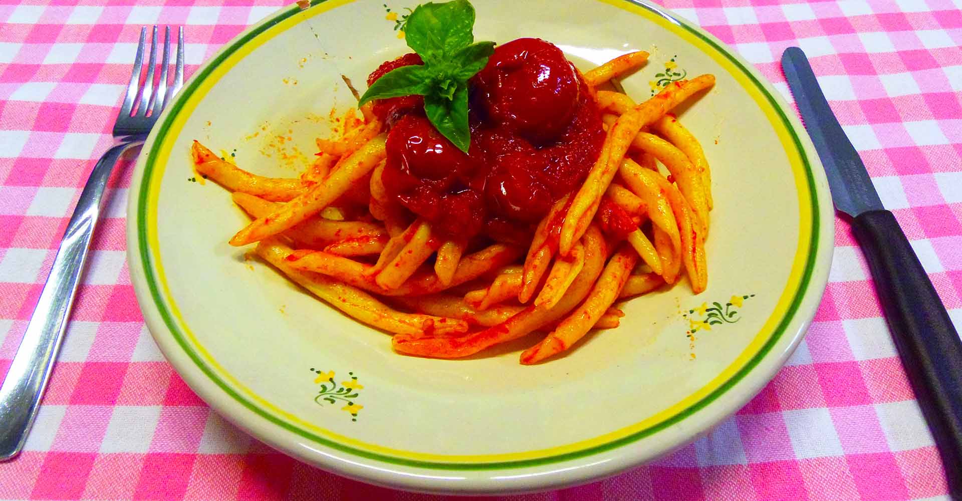 Piatto di Frizzuli con Passata di Pomodoro e Pomodorini